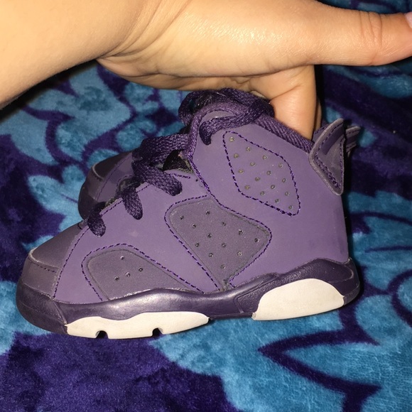 Toddler Jordan Sneakers - Picture 2 of 5
